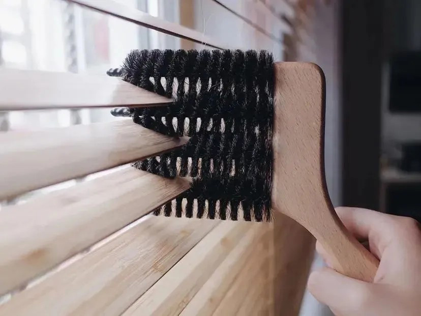 The Shoulder of the Beauty World - Cleaning of Louvers